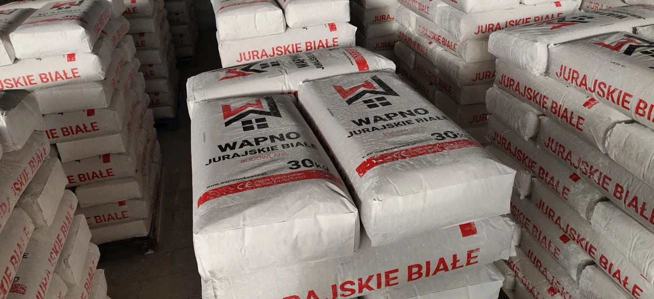Worki wapna budowlanego Jurajskie Białe na paletach w magazynie Wapiennika Węże